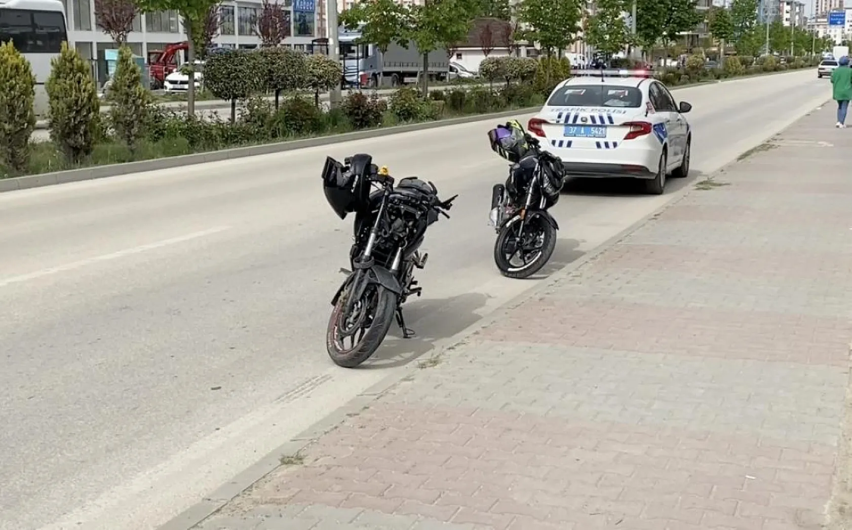 Yolun karşısına geçmek isteyen anne ve oğluna çarptı: 3 yaralı