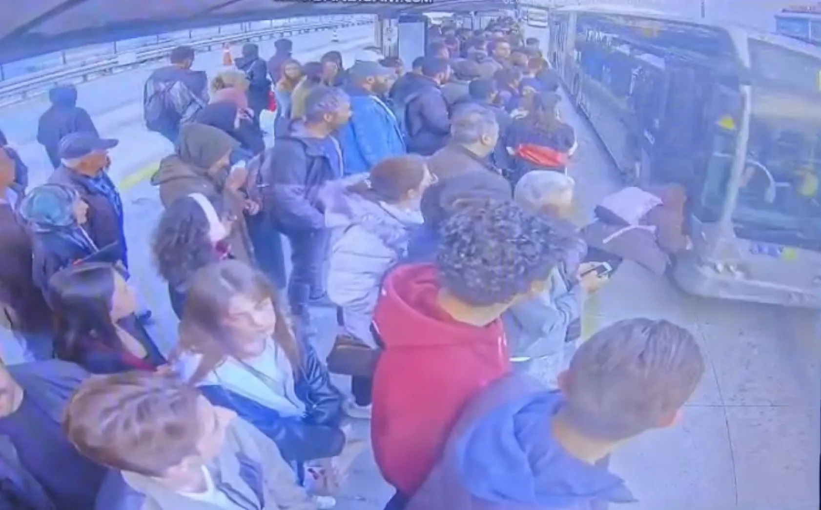Metrobüs durağında dehşet anı: Bayılan kız metrobüsün önüne düştü