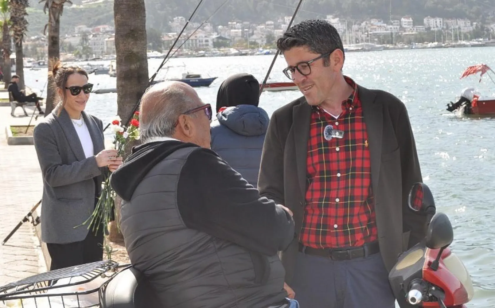 Başkan Adayı Kökten, Sevgililer Gününde Çiçek Dağıttı