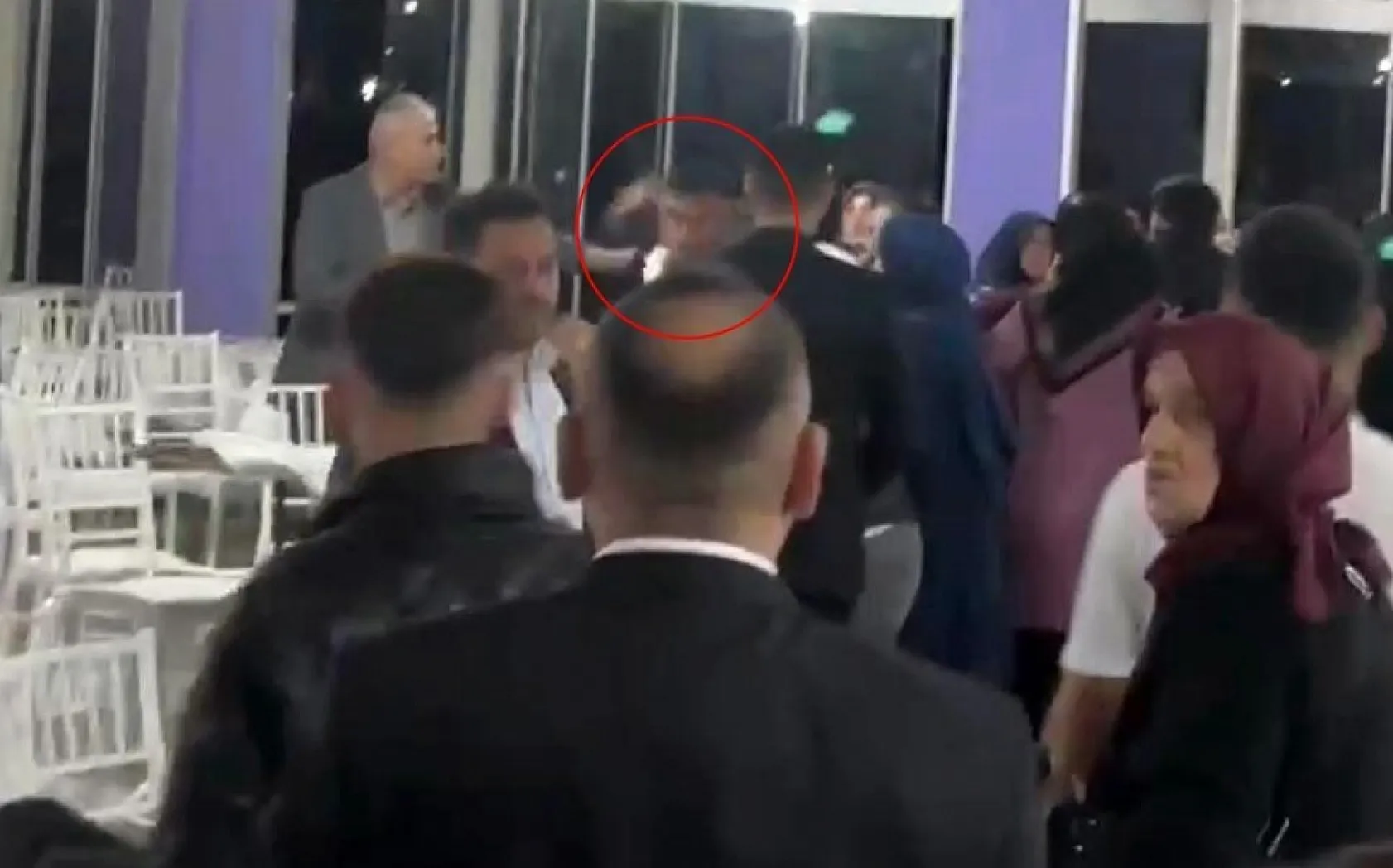 Düğün salonu boks ringine döndü: Davetliler böyle kaçıştı