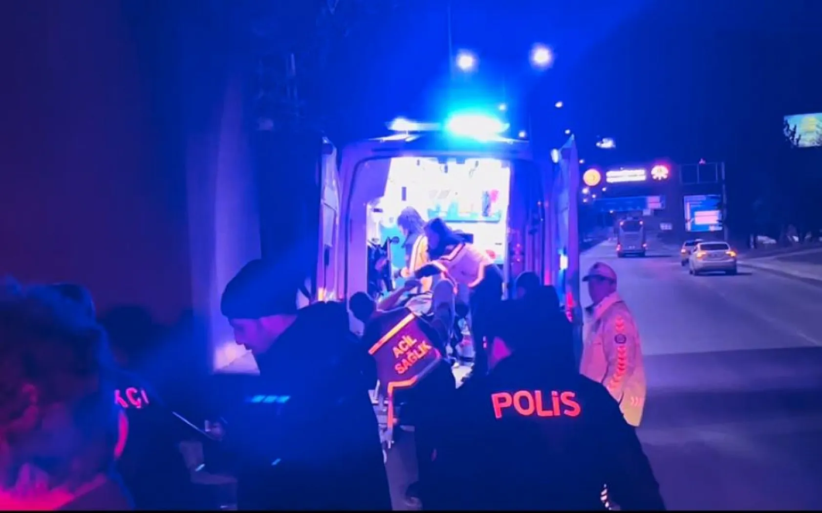 Kontrolden çıkan otomobil köprünün kolonuna saplandı: 1'i ağır 2 yaralı