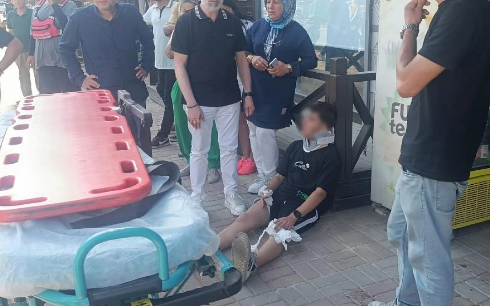 Palmiyeye çarpan Tofaş hurdaya döndü: 4 genç yaralandı