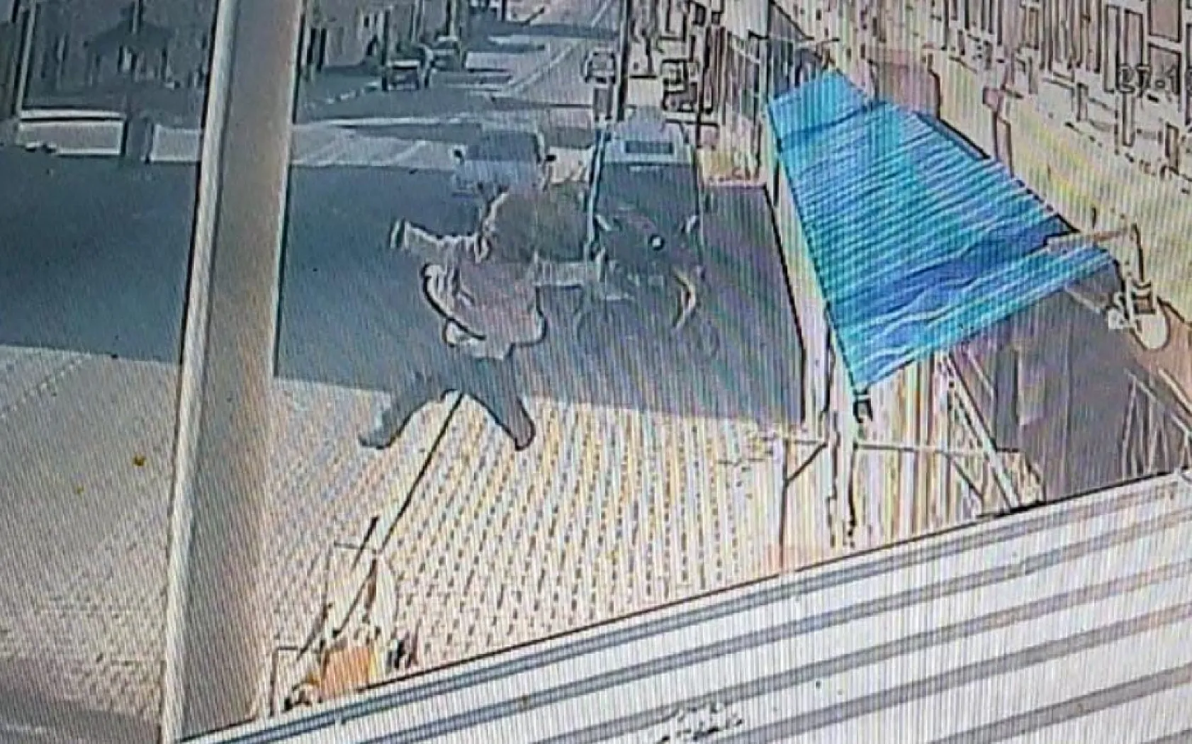 Bebek balkondan düştü, o anlar kamerada