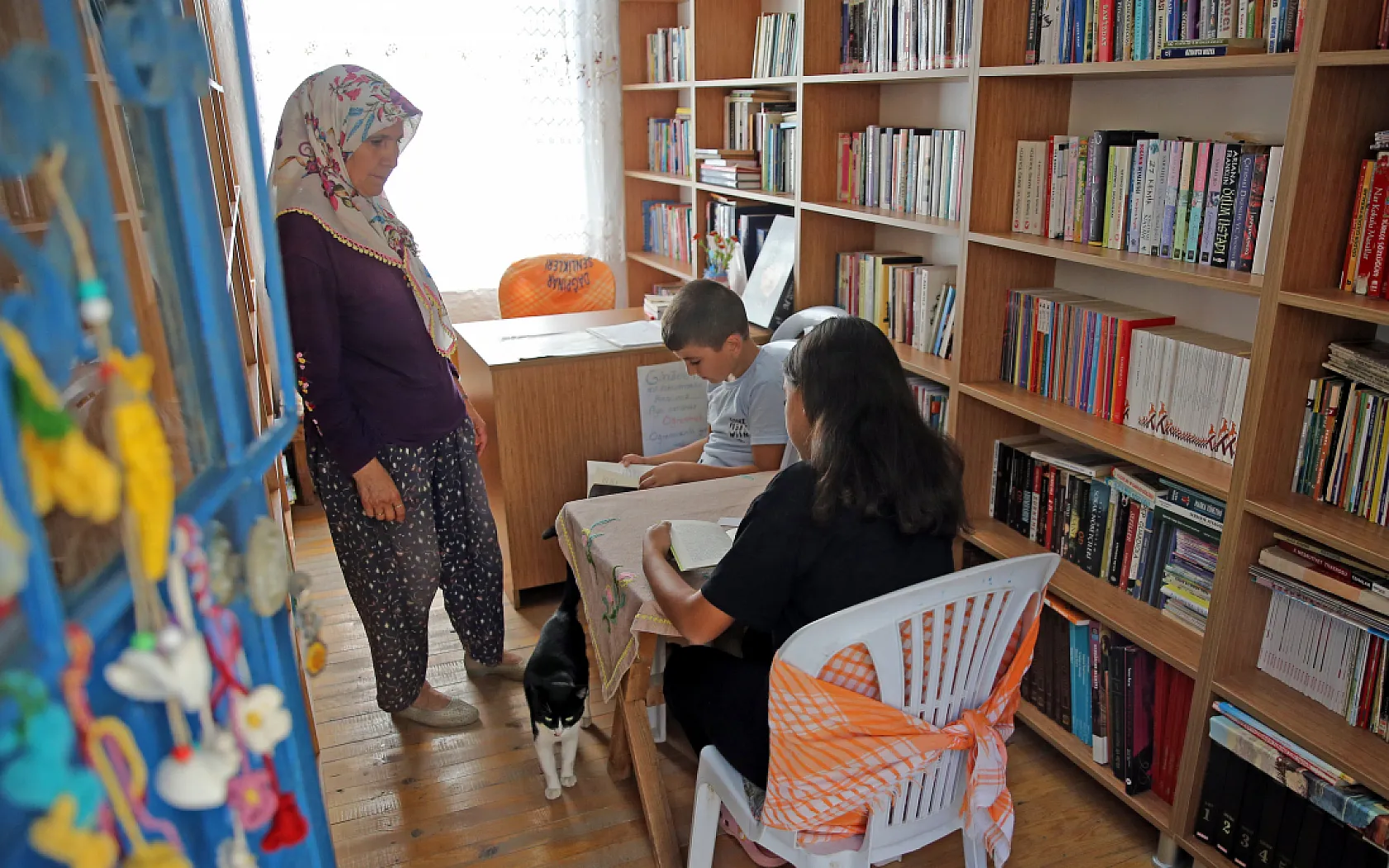 Muğla'da Mahallesine kurduğu kütüphaneyle çocuklara kitap okumayı aşılıyor