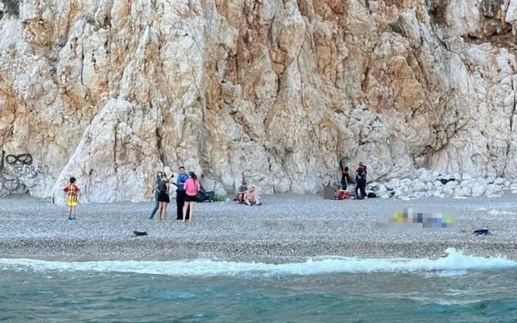Kayalıklara tırmanan Alman turist metrelerce yükseklikten düşerek hayatını kaybetti