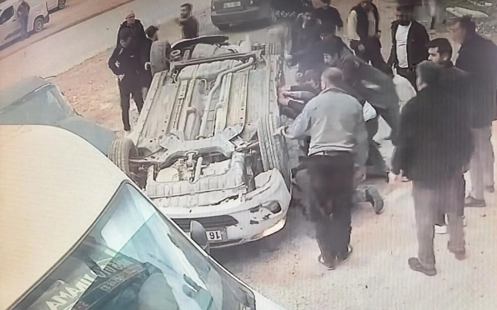 14 yaşındaki ehliyetsiz sürücü park halindeki araçlara çarptı: 4 gencin durumu kritik