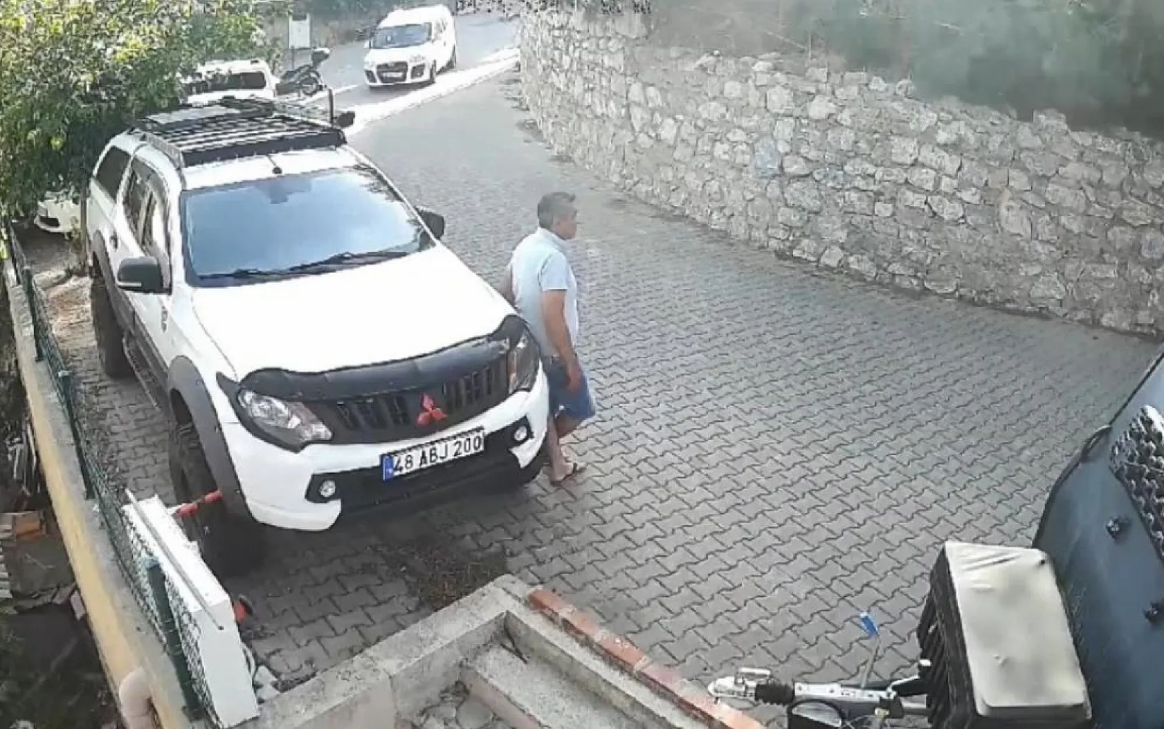 Kendi evini ve araçlarını yakıp, olan biteni böyle izlemiş