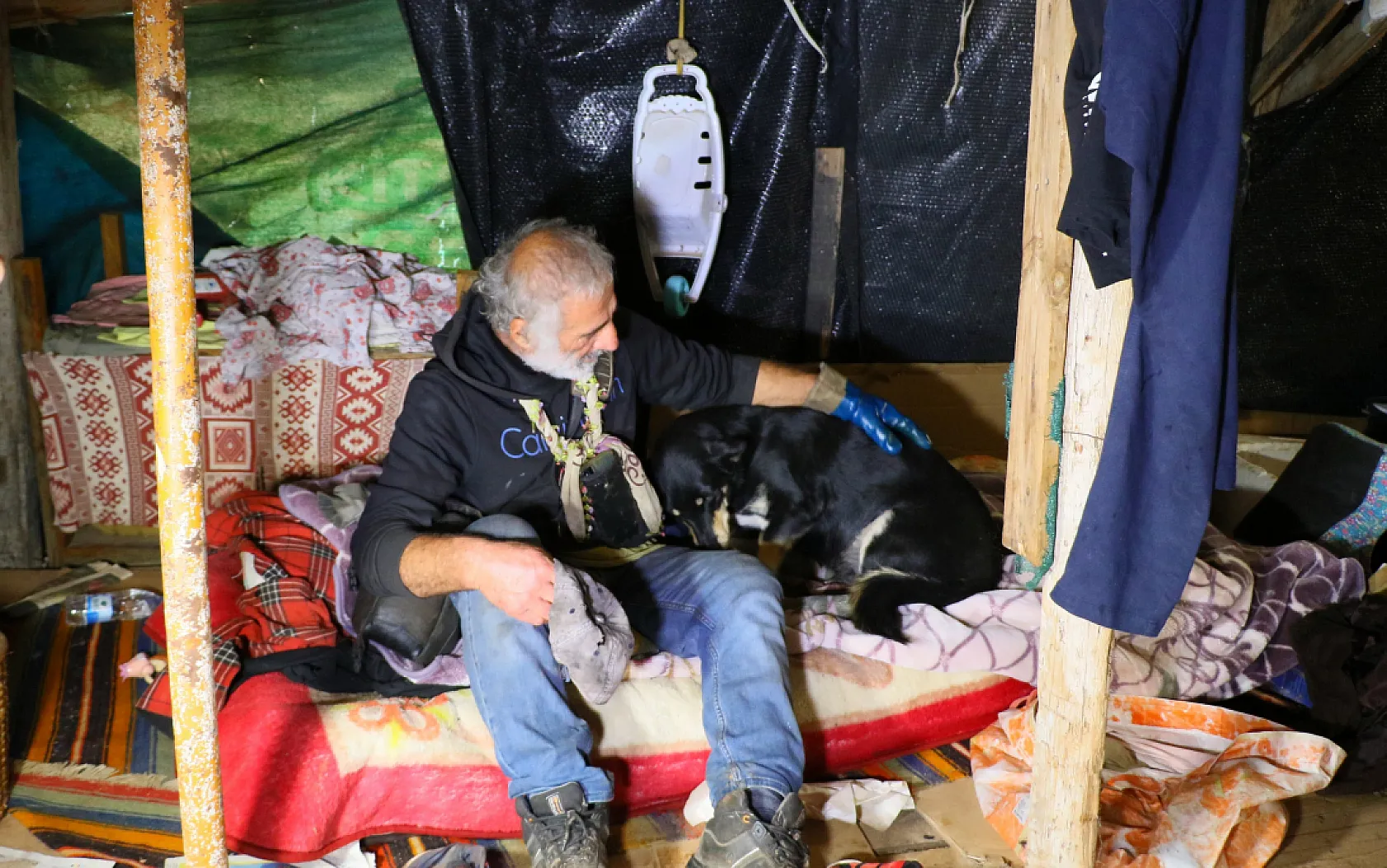Ölürken gözyaşlarına boğulduğu köpeğini yaşadığı barakaya gömdü