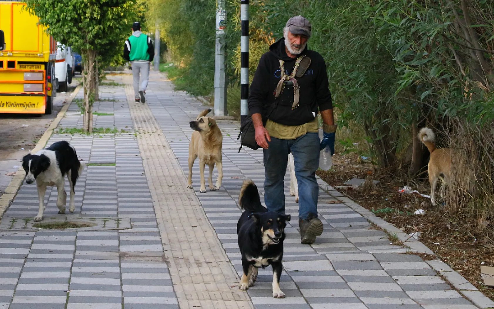 Ölürken gözyaşlarına boğulduğu köpeğini yaşadığı barakaya gömdü