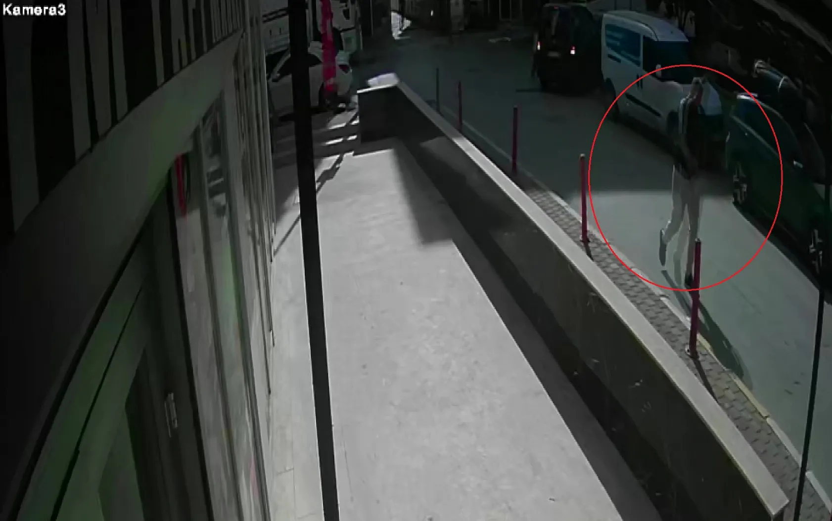 Yoldan geçenlere dehşeti yaşatıp 1 kişiyi bıçaklamıştı, adım adım izi sürülerek yakalandı