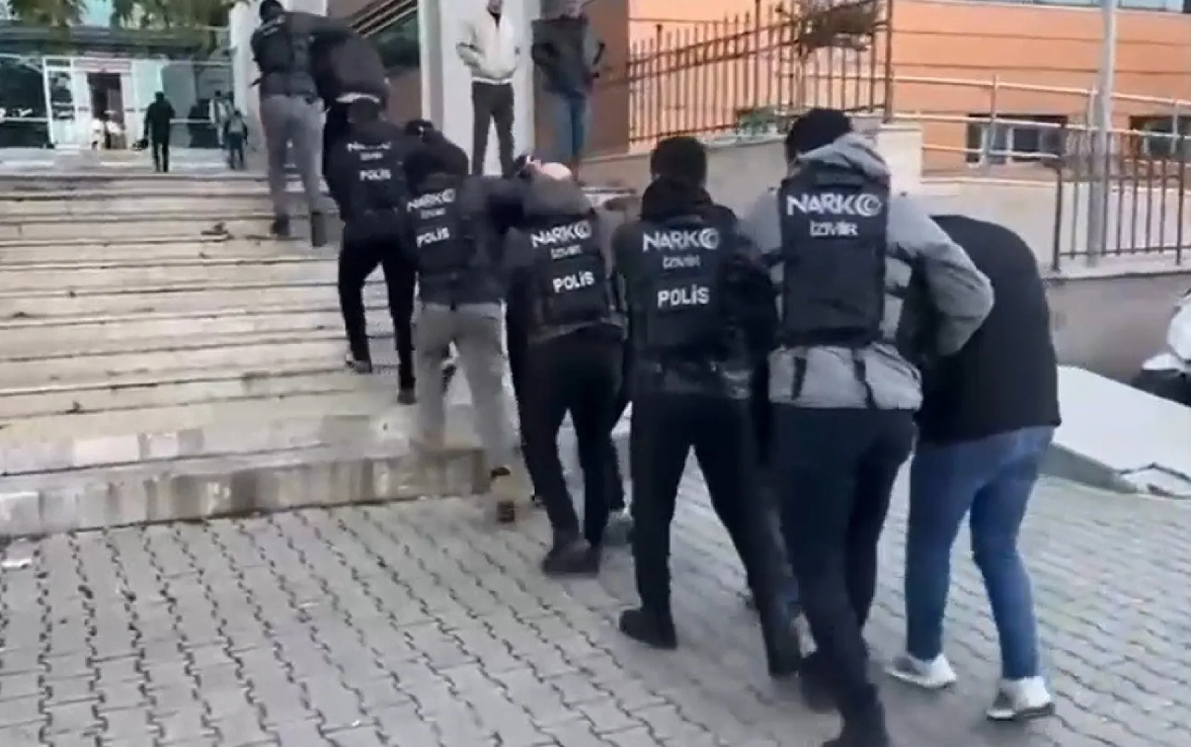 6 aydır takip edilen uyuşturucu tacirlerinin adreslerine şok baskın