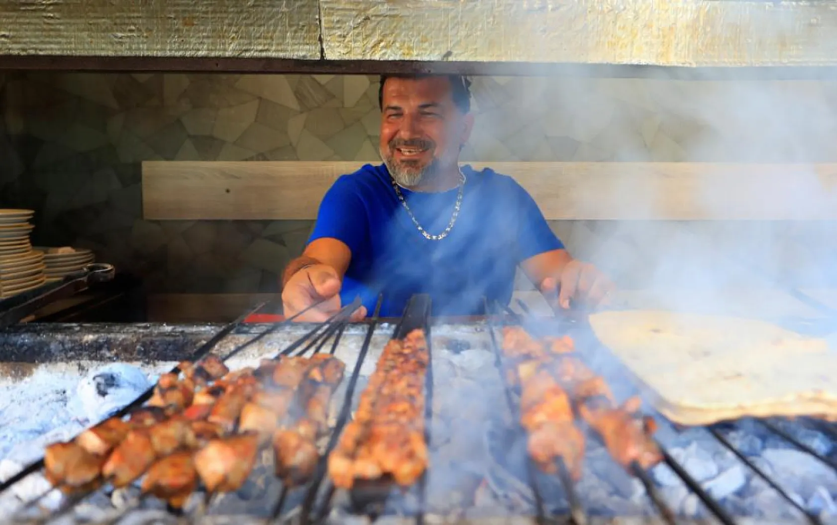 Gören gözlerine inanamadı, denizin ortasında SUP üzerinde mangal yakıp ciğer pişirdi