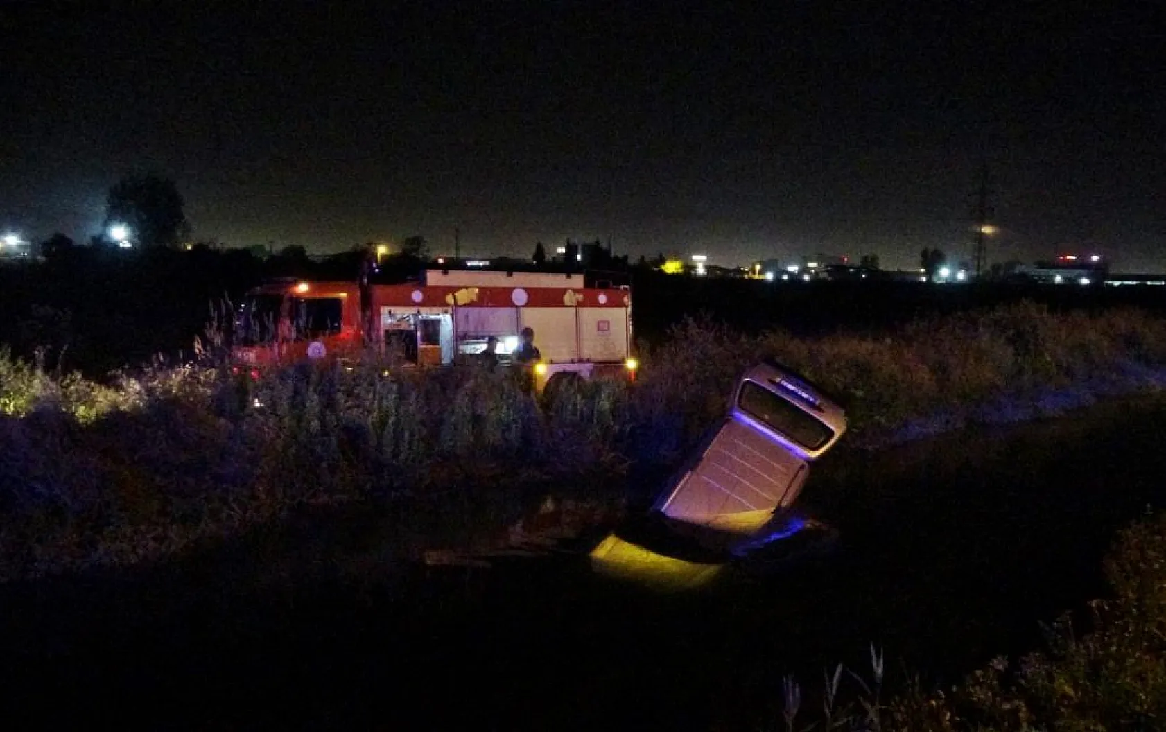Otomobil su kanalına uçtu: Öldüğü düşünülen sürücünün yüzerek kaçtığı ortaya çıktı