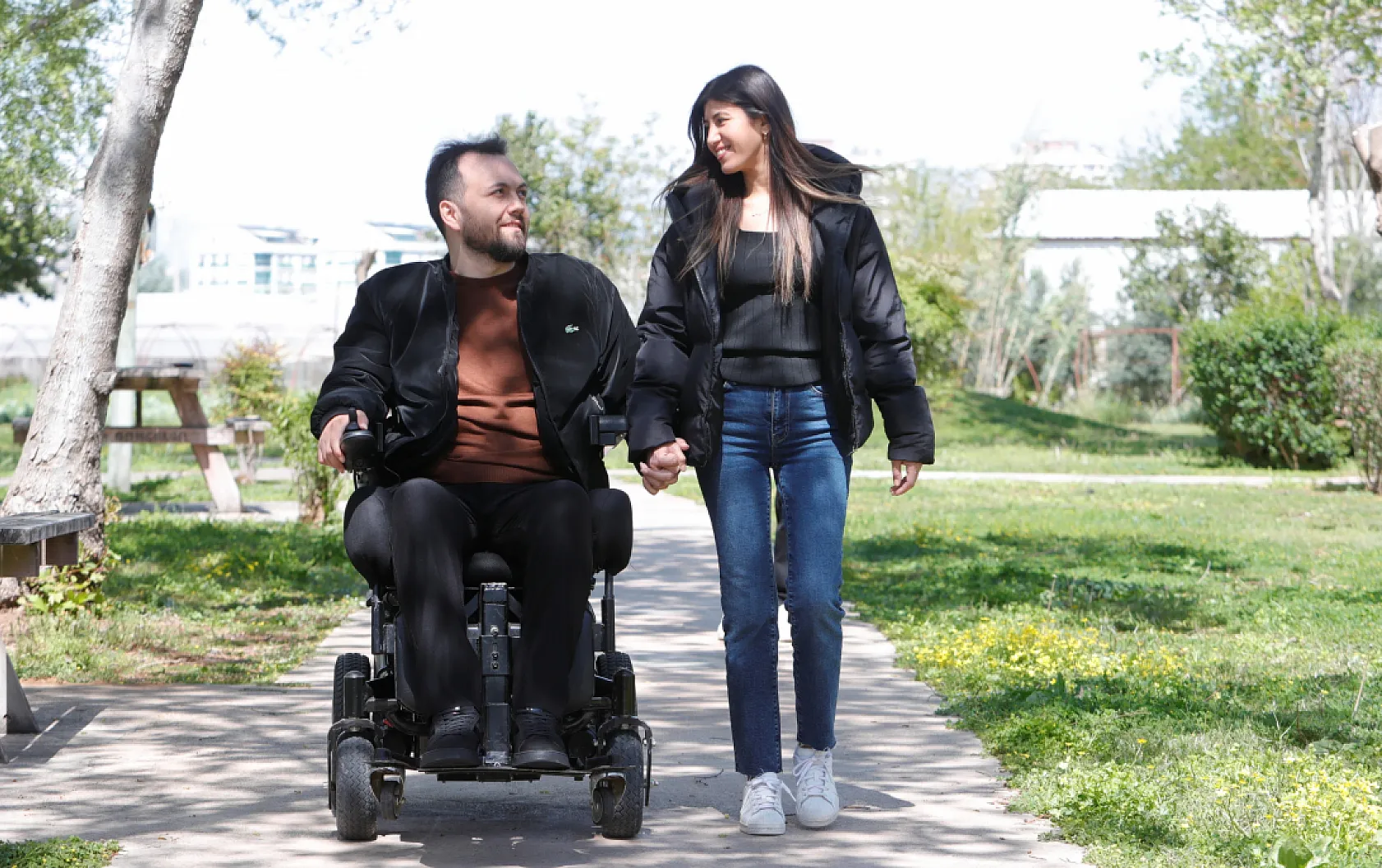 Okul yıllarına dayanan arkadaşlıkları engel tanımayan aşka dönüştü