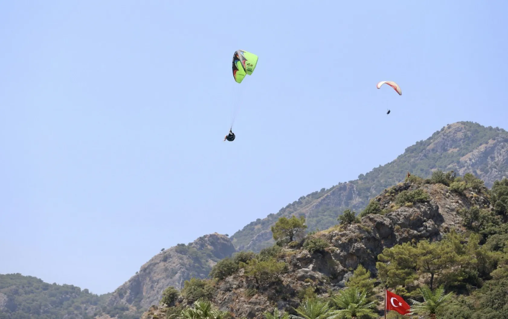 Bedensel engelli eski milli sporcu, hayalini Ölüdeniz semalarında gerçekleştirdi