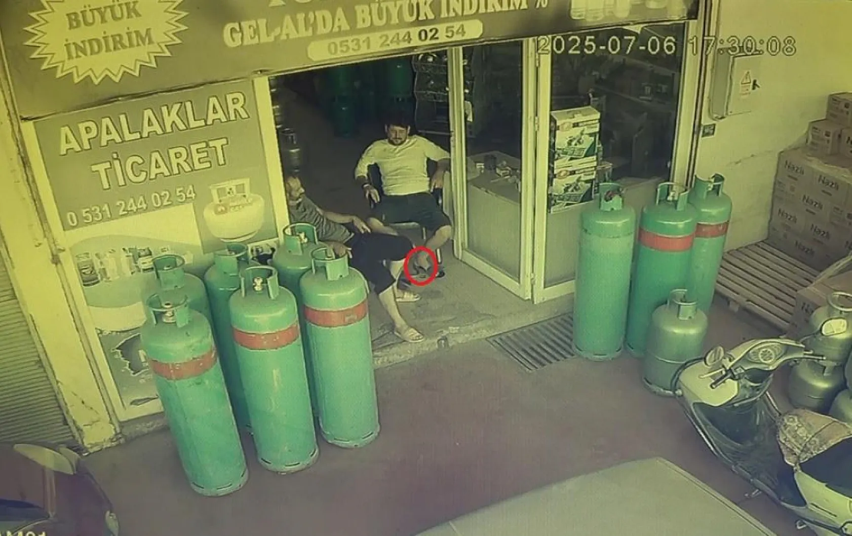 Dükkana giren yılan, esnafı sokağa fırlattı