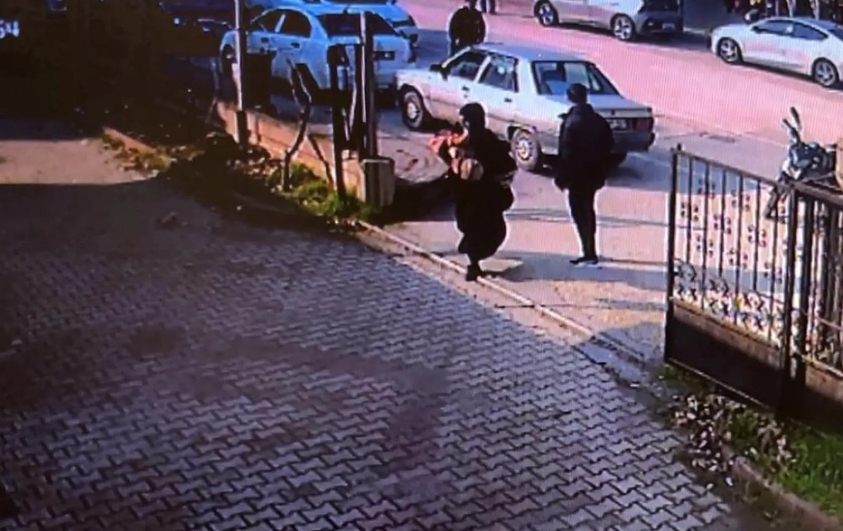 Cankurtaran anne: Yaralı oğlunu kucağında sağlık ocağına taşıdı