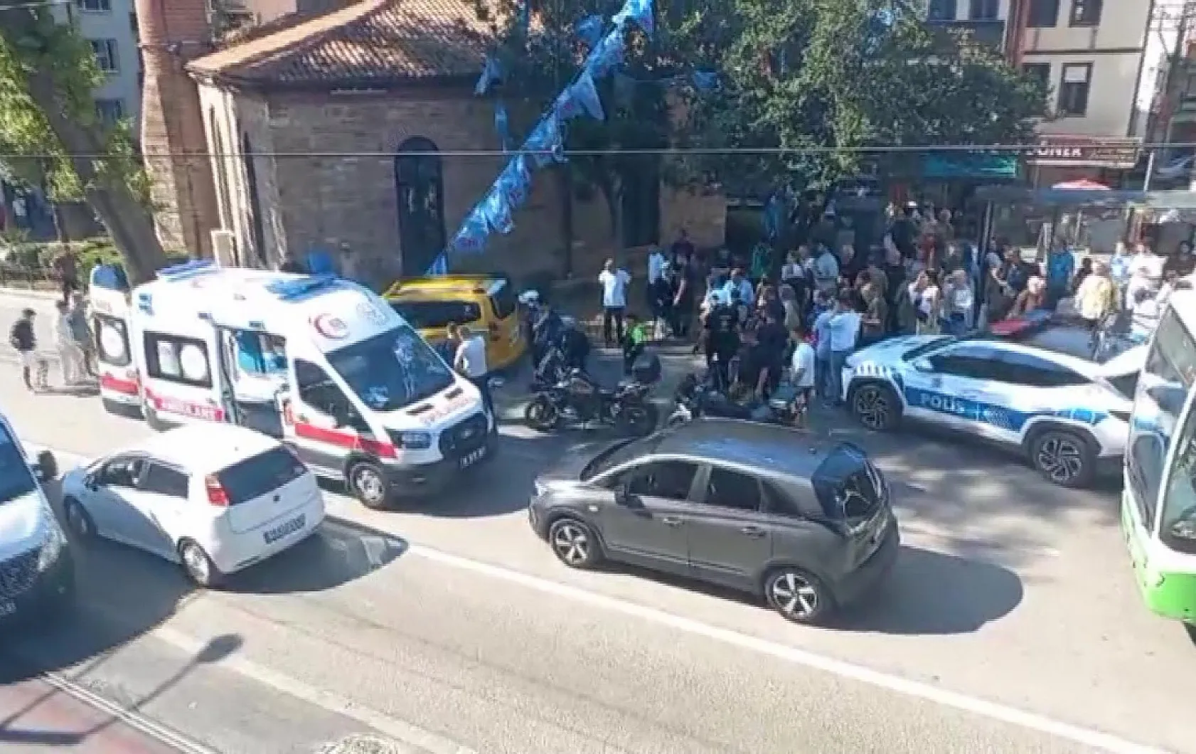 Genç avukat taksinin altında kaldı, çok sayıda kişi çıkarmak için seferber oldu