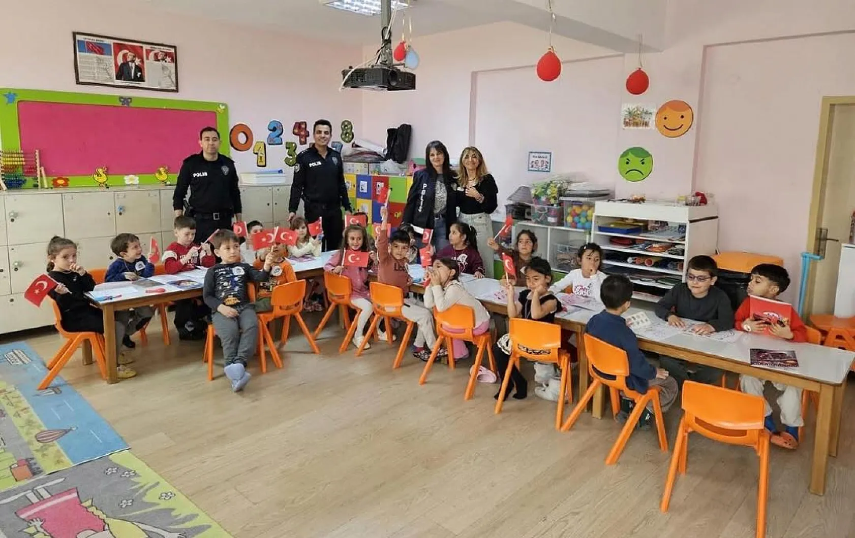Datça'da anaokulu öğrencileri Polis Haftasını kutladı