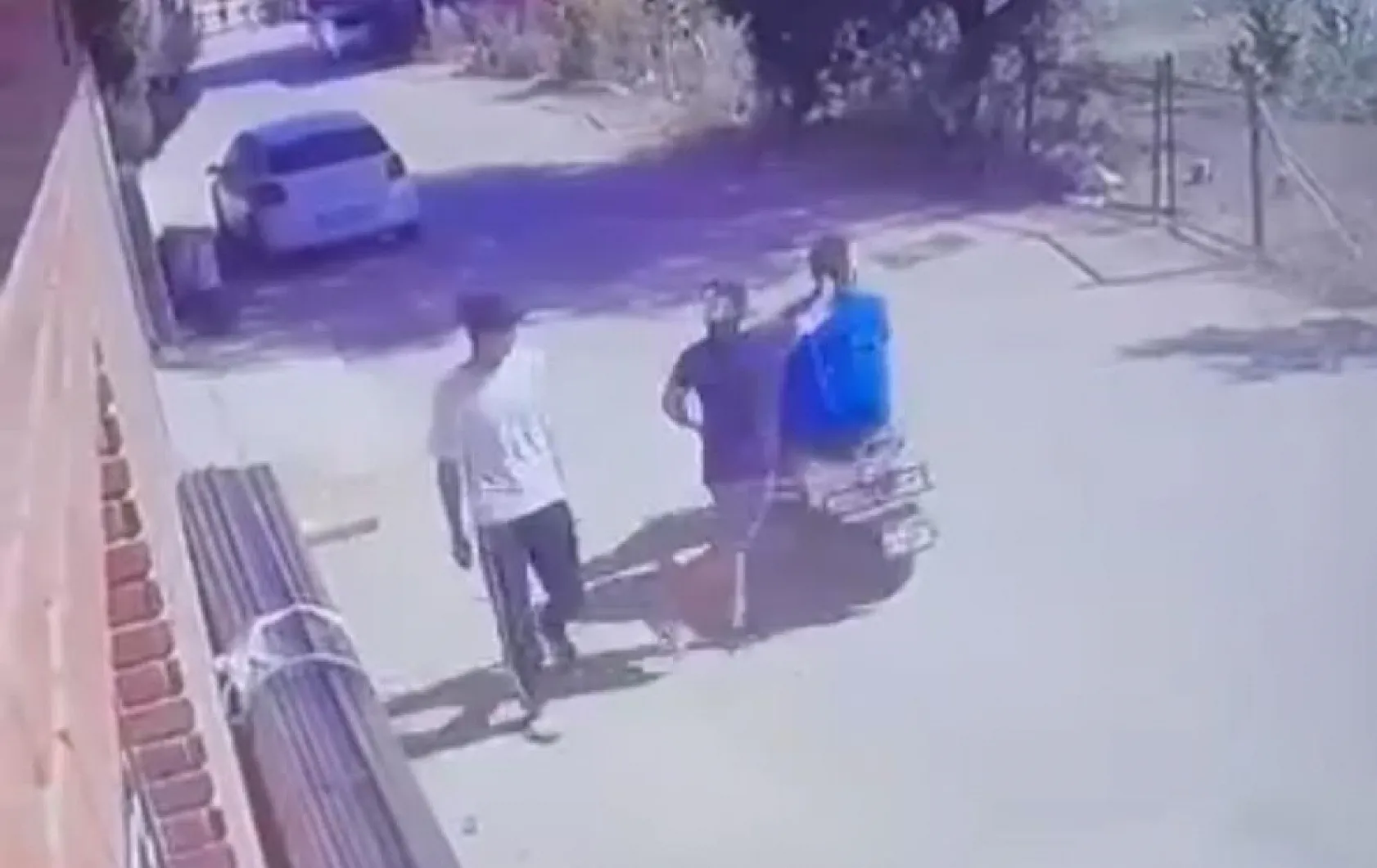 Motosiklet üzerindeki arkadaşına yaptığı şaka, ölümle burun buruna getirdi