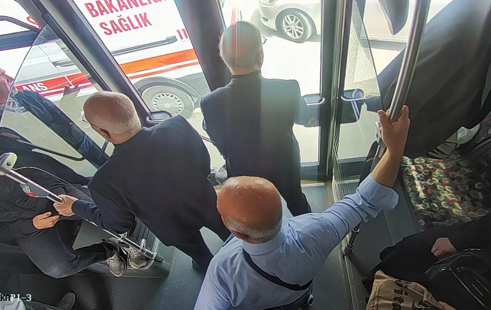 Otobüs şoföründen örnek davranış: Rahatsızlanan yolcuyu hastaneye yetiştirdi