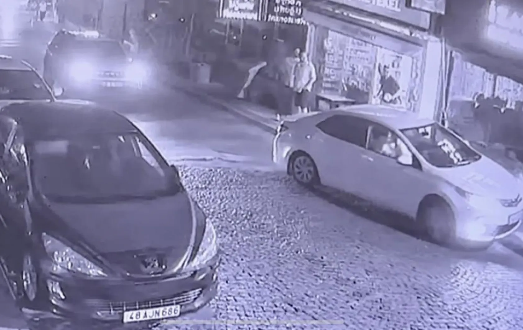 Bodrum'da alkollü sürücü ortalığı birbirine kattı: iş yerlerine ve araçlara çarptı