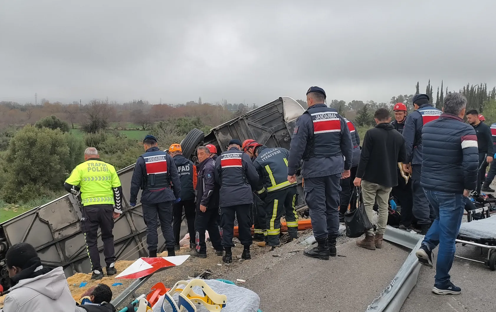 Trafik kazası: Ölü ve yaralılar var