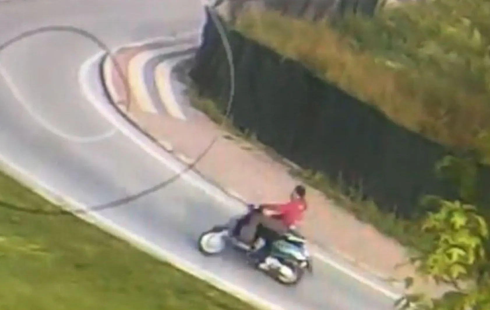 Polis, motosiklet hırsızını vatandaşın motosikletiyle kovaladı