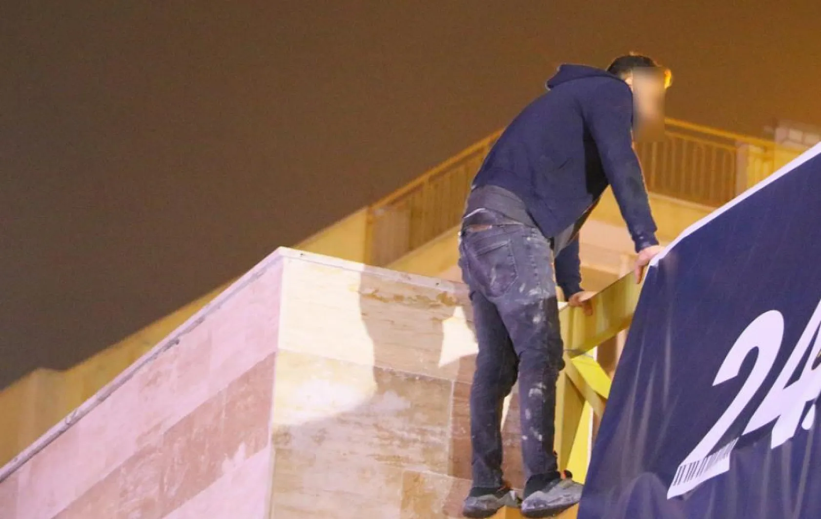 Kız arkadaşıyla tartışan genç, kendini affettirmek için üst geçide çıktı