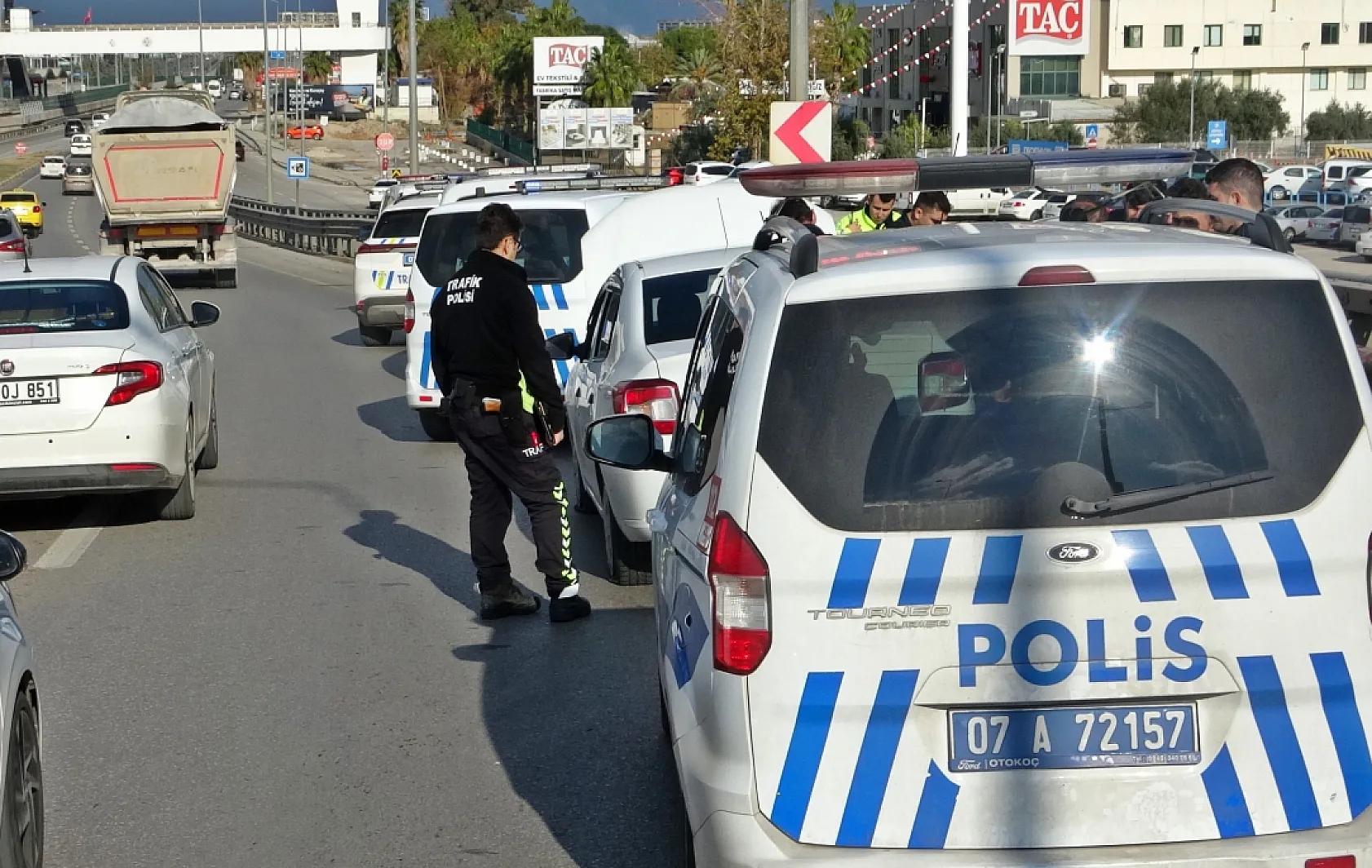 Polis ehliyetsiz sürücüyü lastiklerini patlatarak durdurdu