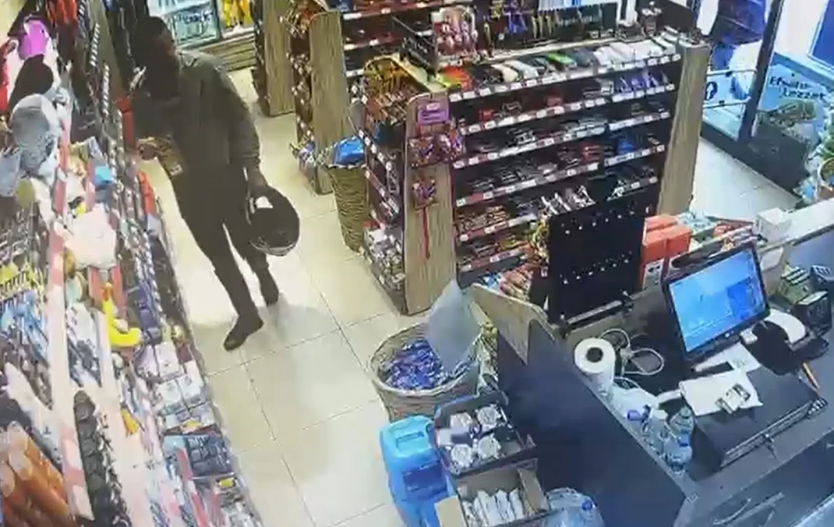 Benzin istasyonundaki bin 500 lira değerindeki oyuncağı çocuğuna çaldırdı