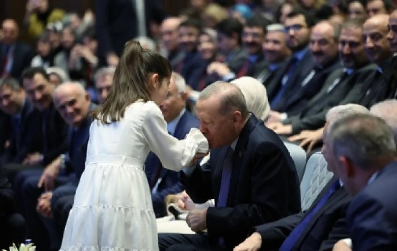 Cumhurbaşkanı Erdoğan açıkladı! İşte 8 başlıkta AK Parti'nin seçim beyannamesi