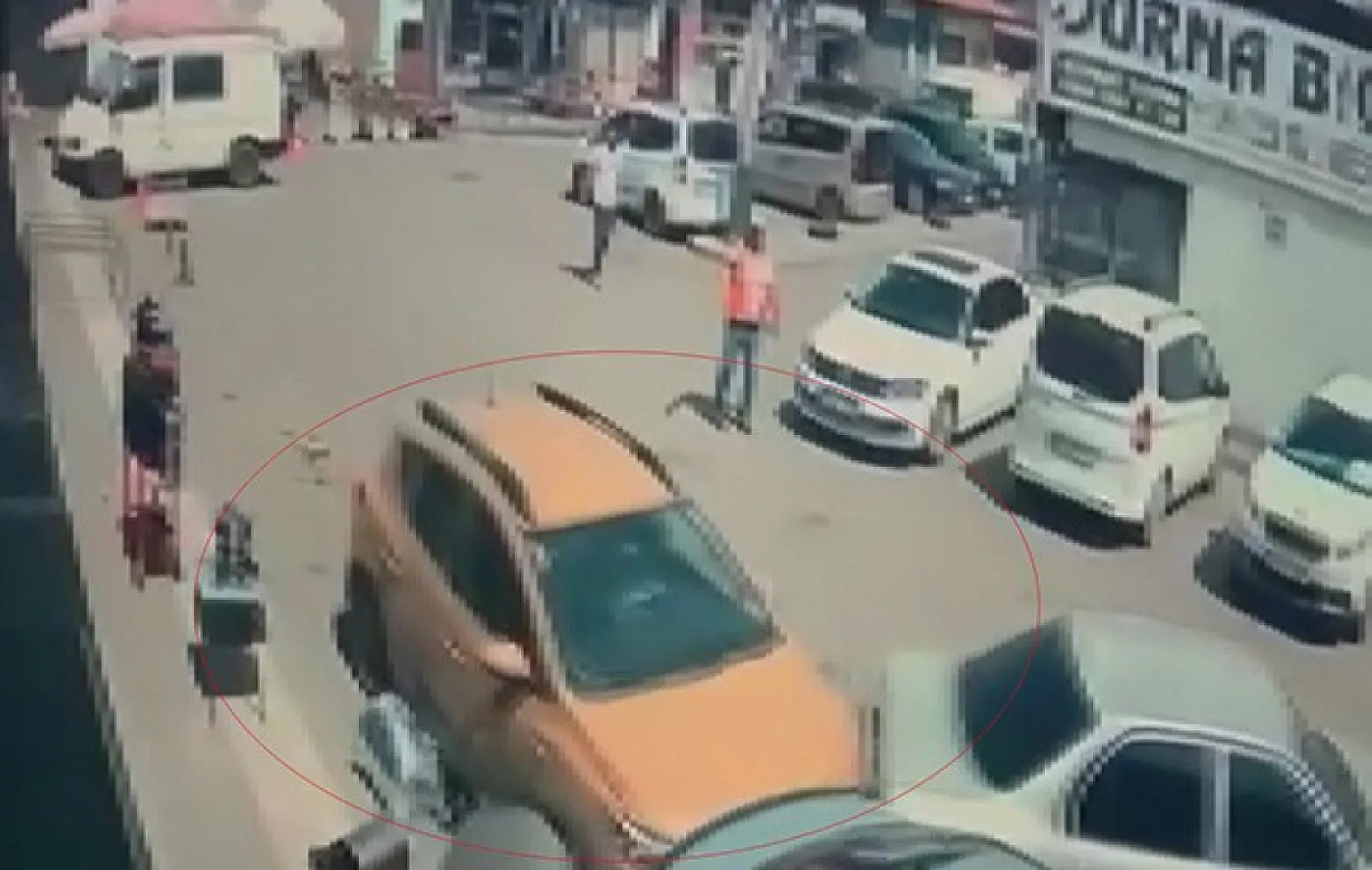 Direksiyon başında rahatsızlanan sürücü 6 araca çarptı
