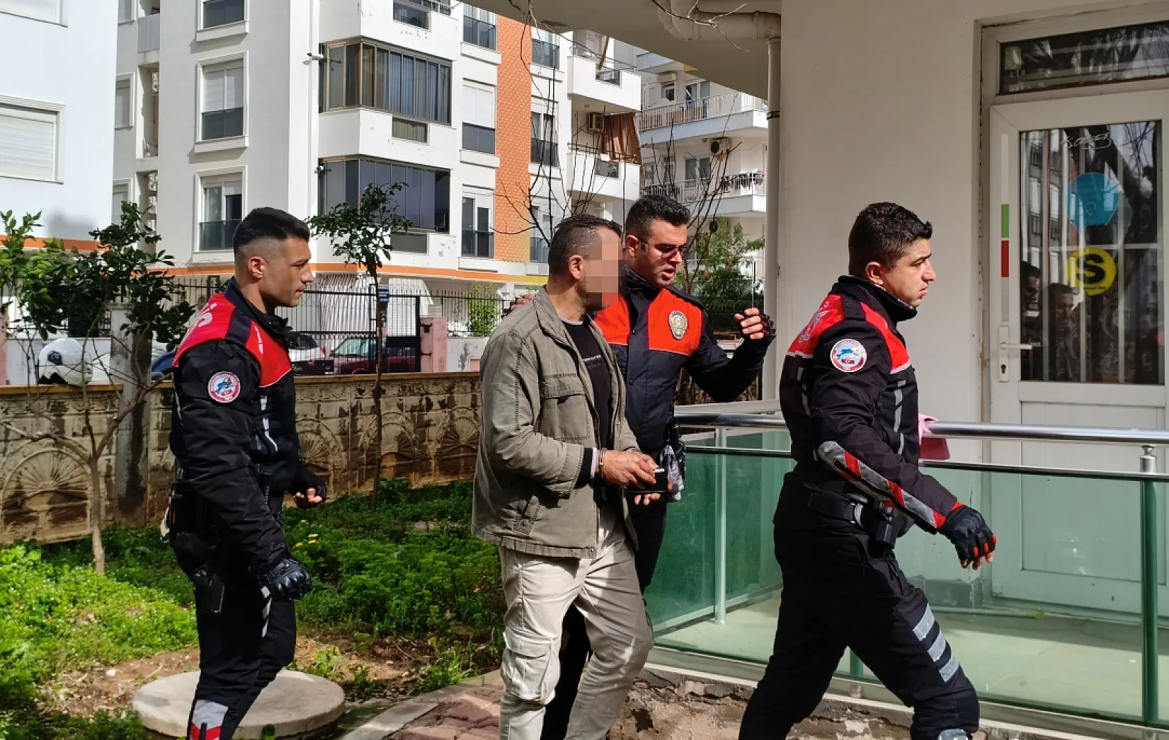 Apartman bahçesine sakladığı pompalı tüfek polisi alarma geçirdi