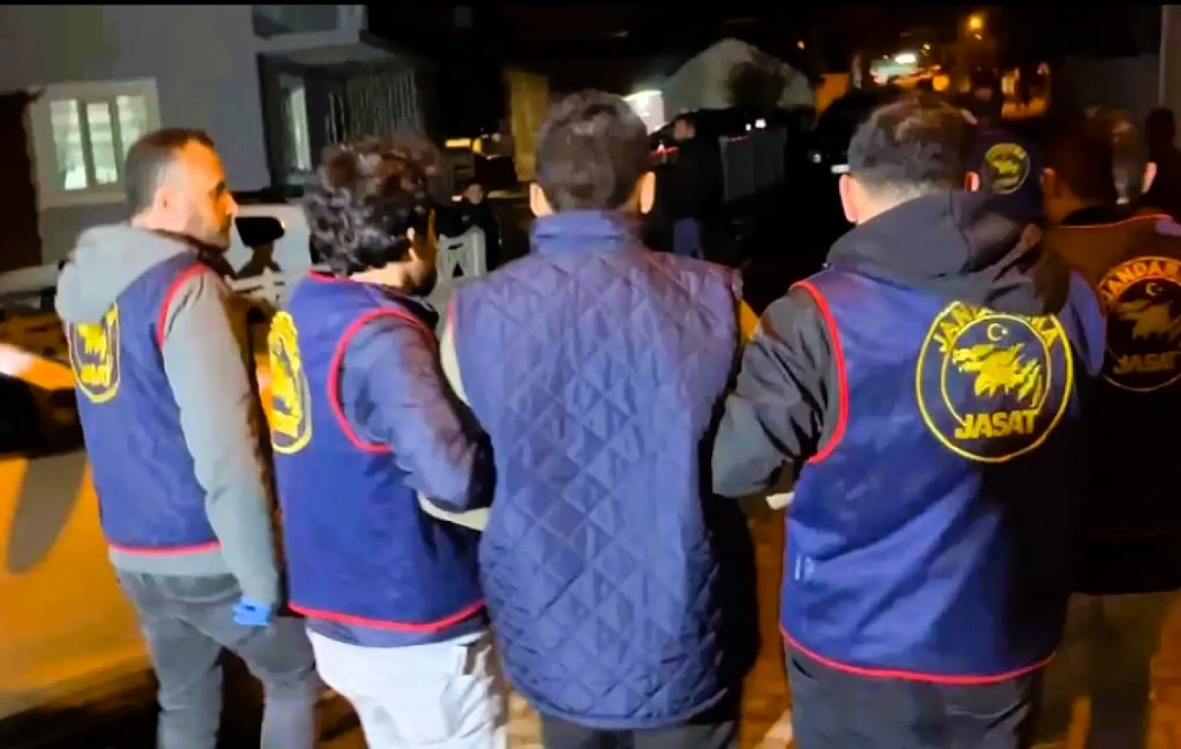 Anne-babasını darp eden adamı öldürmek için 8 yıl plan yaptı, 3 saniyelik görüntüden yakalandı