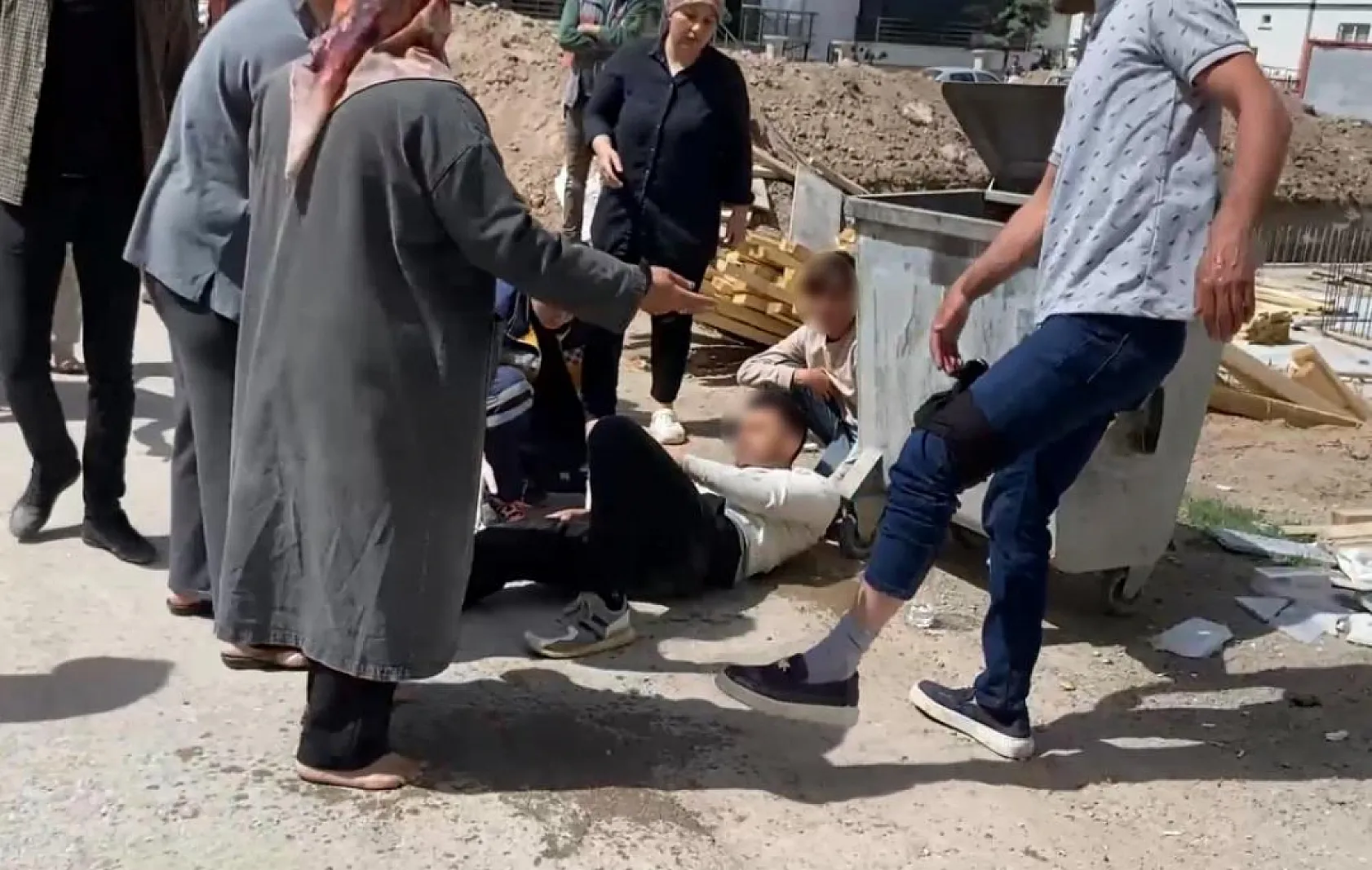 Kaza yeri savaş alanına döndü: 2'si silahla 8 kişi yaralandı