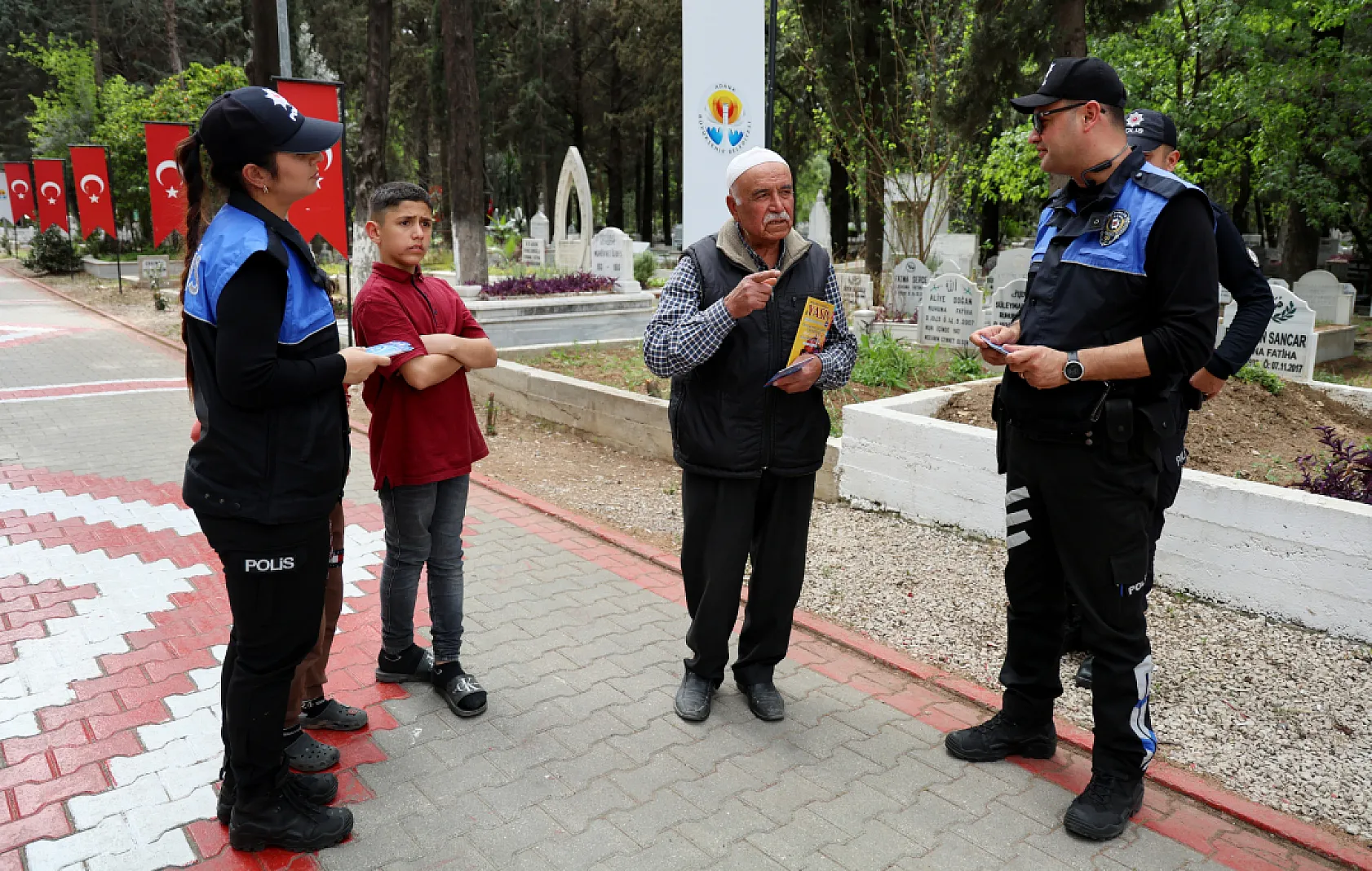 Polisten mezarlıkta 'sahte hoca' avı