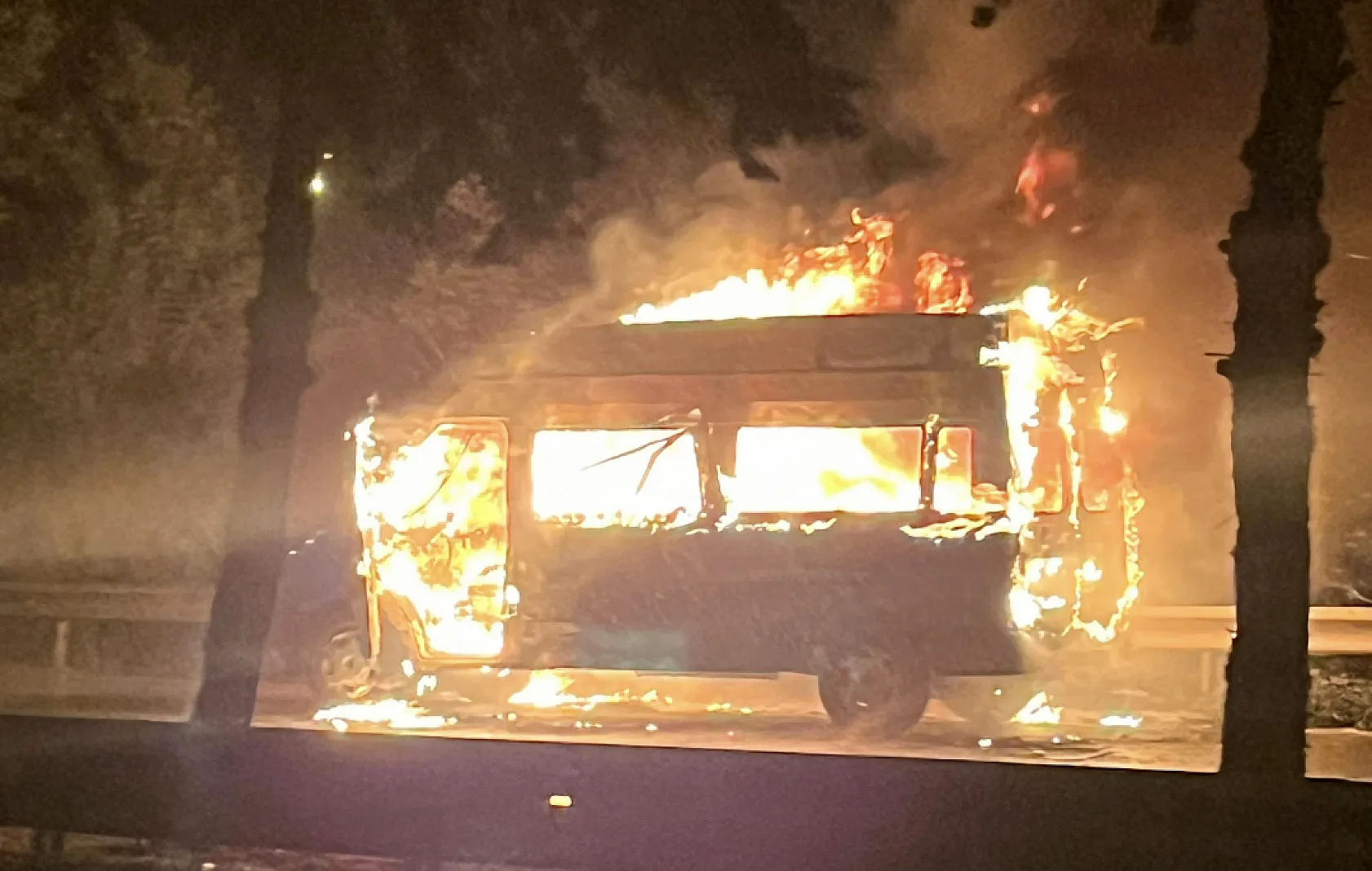 Minibüs alev alev yandı