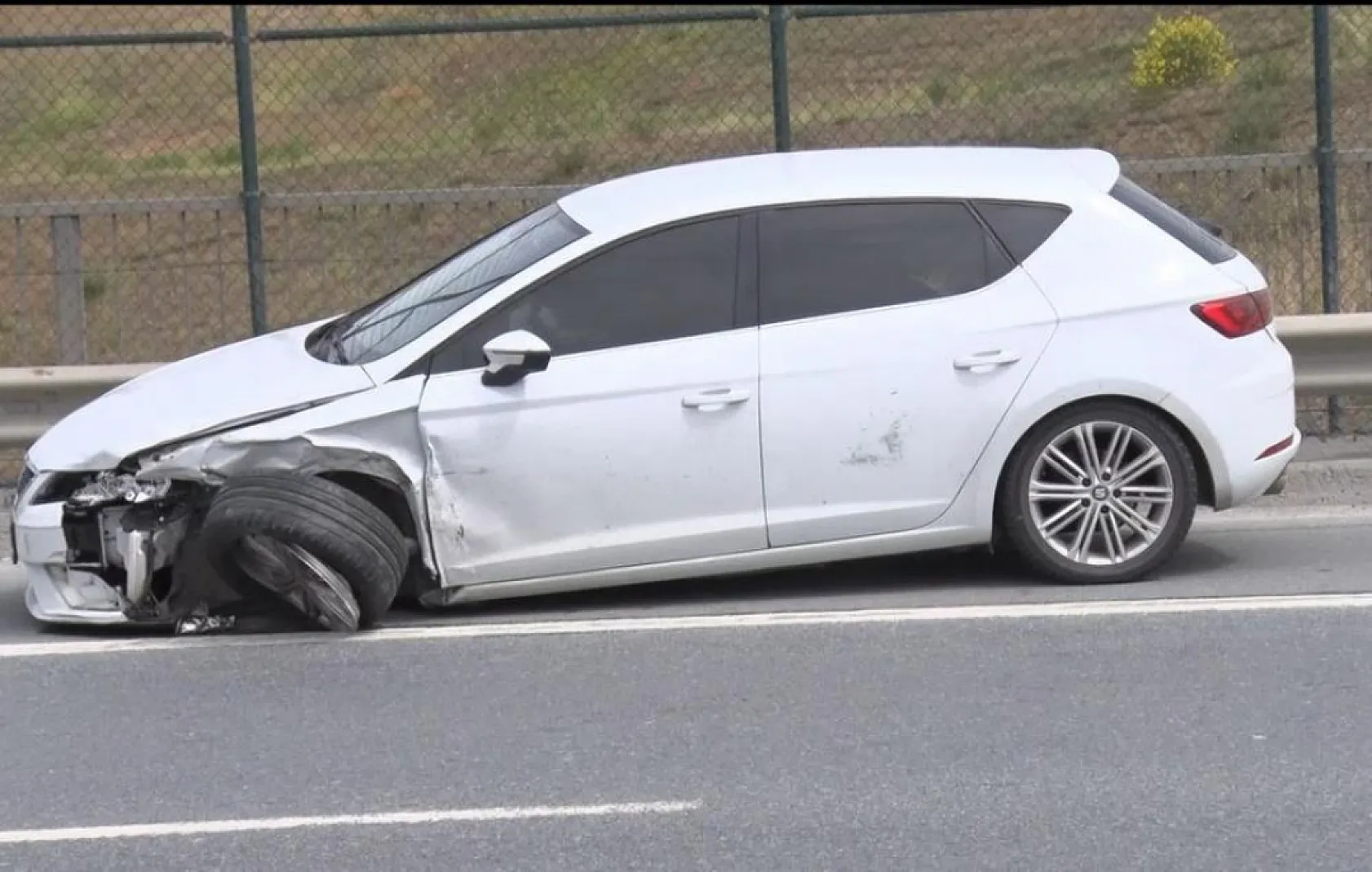 Otoyolda makas atan alkollü sürücü zincirleme kazaya neden oldu