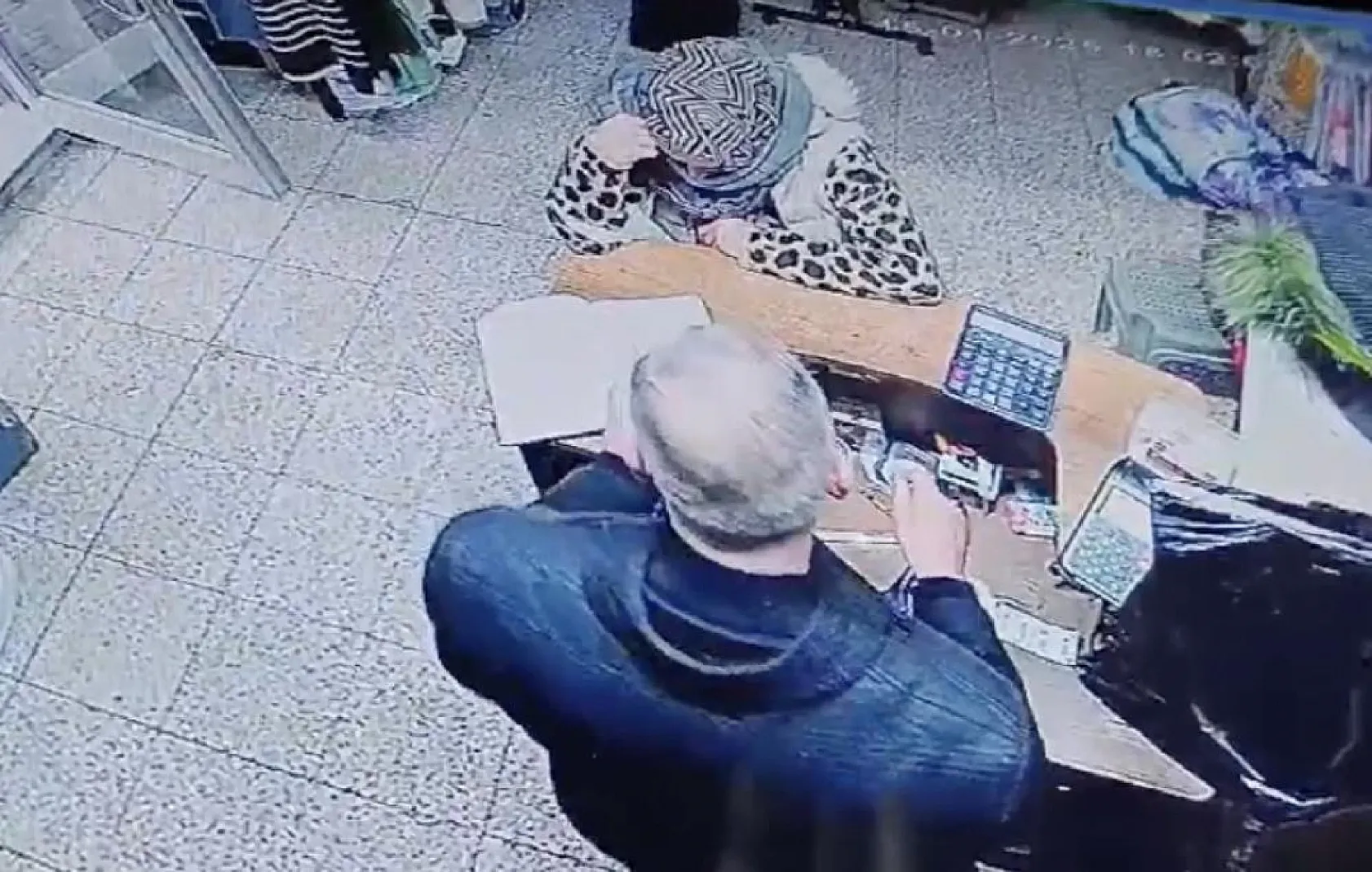 Borcuna sadık hırsız, bulduğu kredi kartıyla veresiye borcunu kapattı