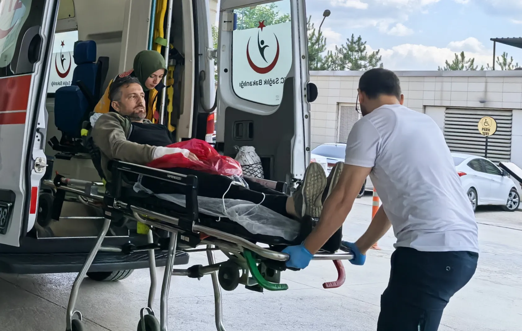 Ağaç keserken motorlu testere ile elini kesti