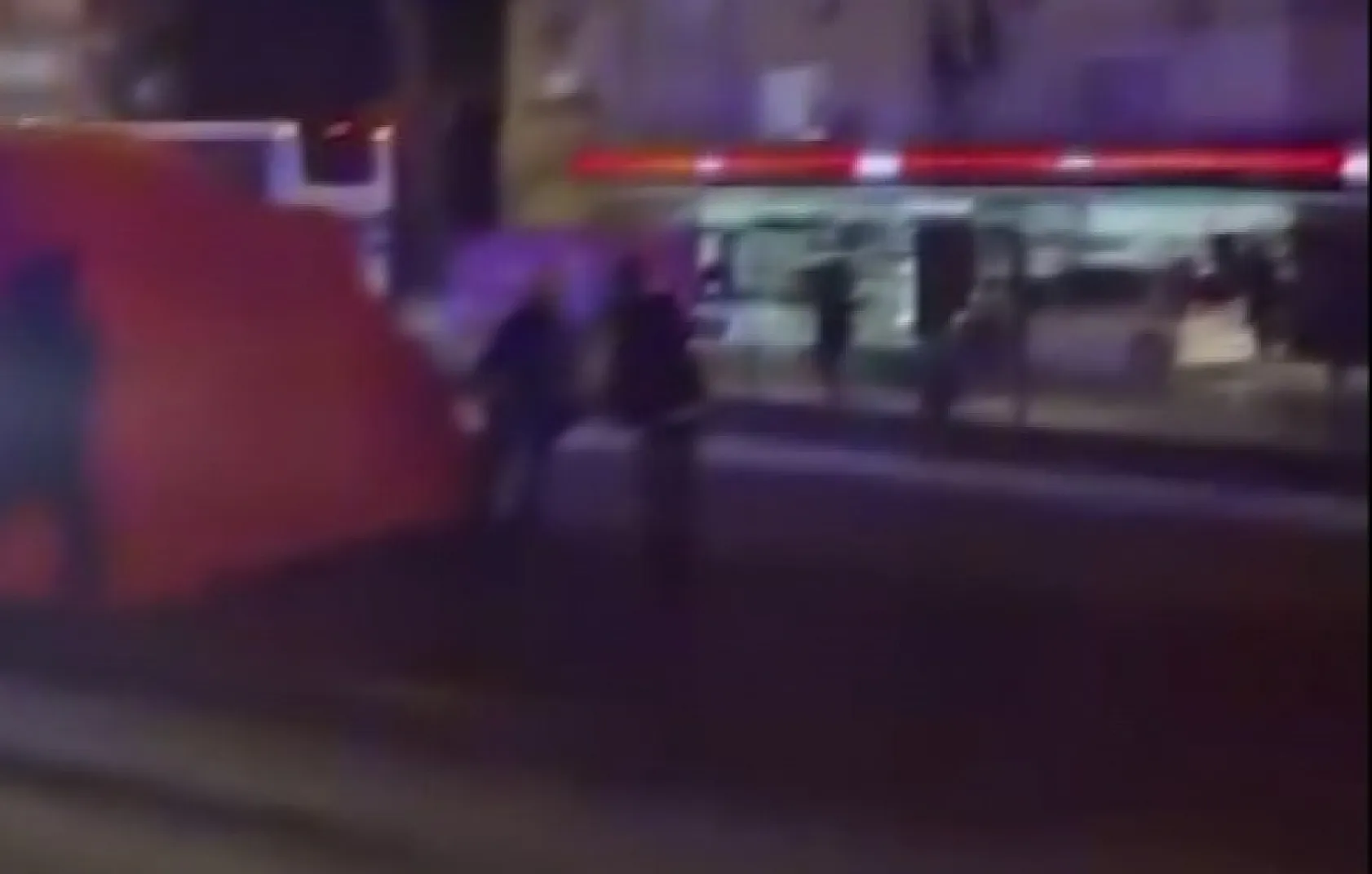 İntihar etmek için çıktığı üst geçitten yanlışıkla düştü, ağır yaralandı