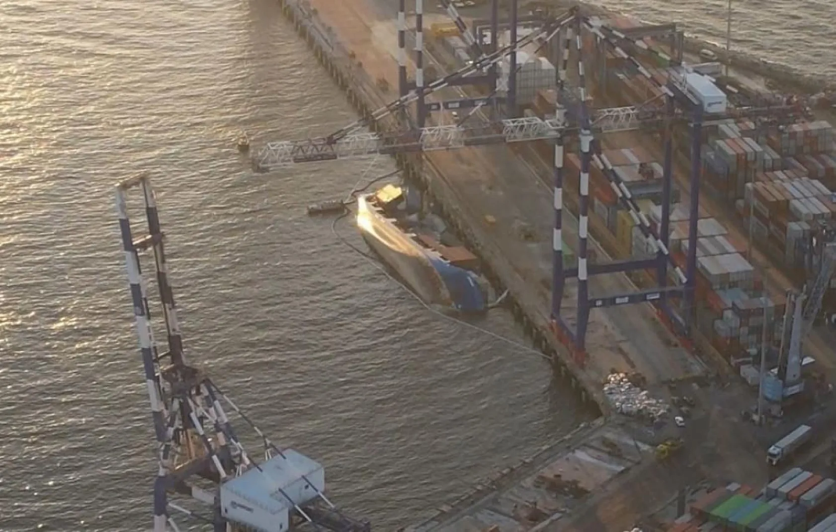 İstanbul Ambarlı Mardaş Limanı'nda su alan gemi yan yattı