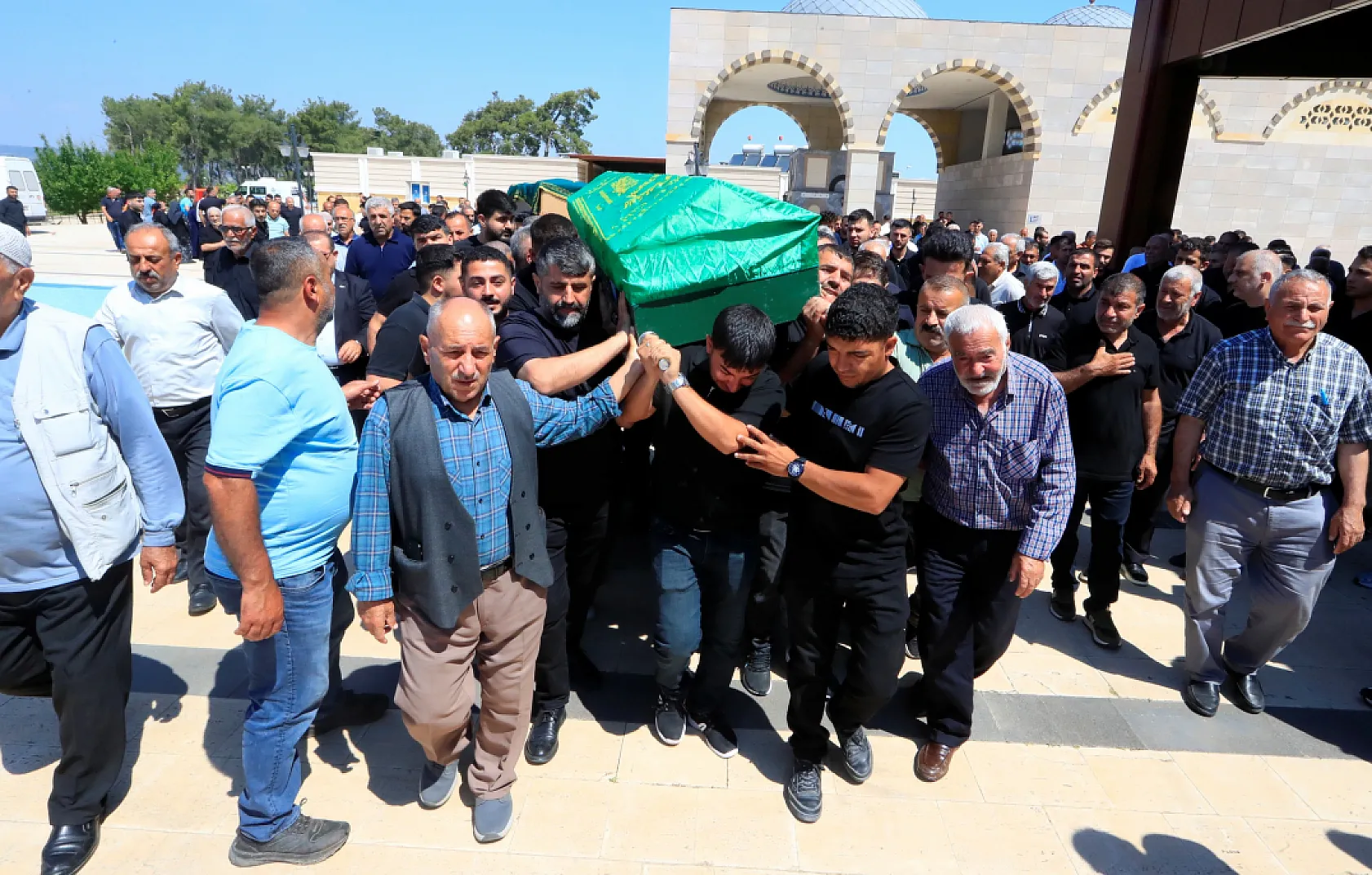 Bir mezarda iki acı: Baba ve 9 aylık oğlu aynı mezarda yan yana toprağa verildi