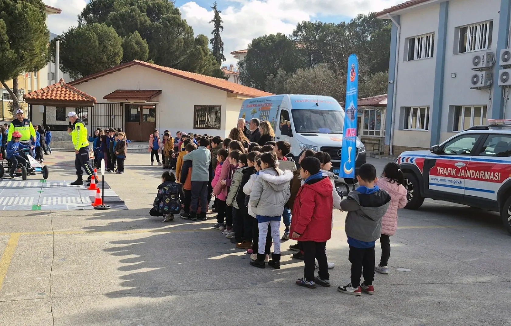 Trafik jandarmasından öğrencilere eğitim