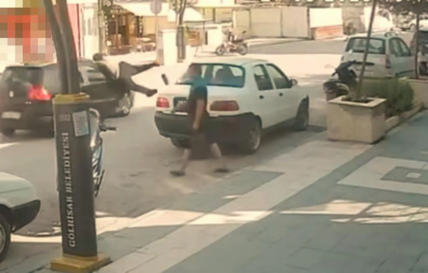 Otomobilin çarptığı genç metrelerce havaya savruldu