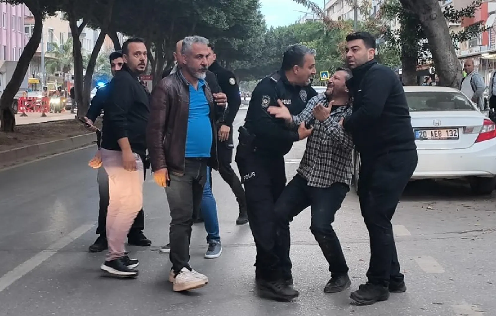 Ekmek almaya giderken kepçenin altında kalan yaşlı adam hayatını kaybetti