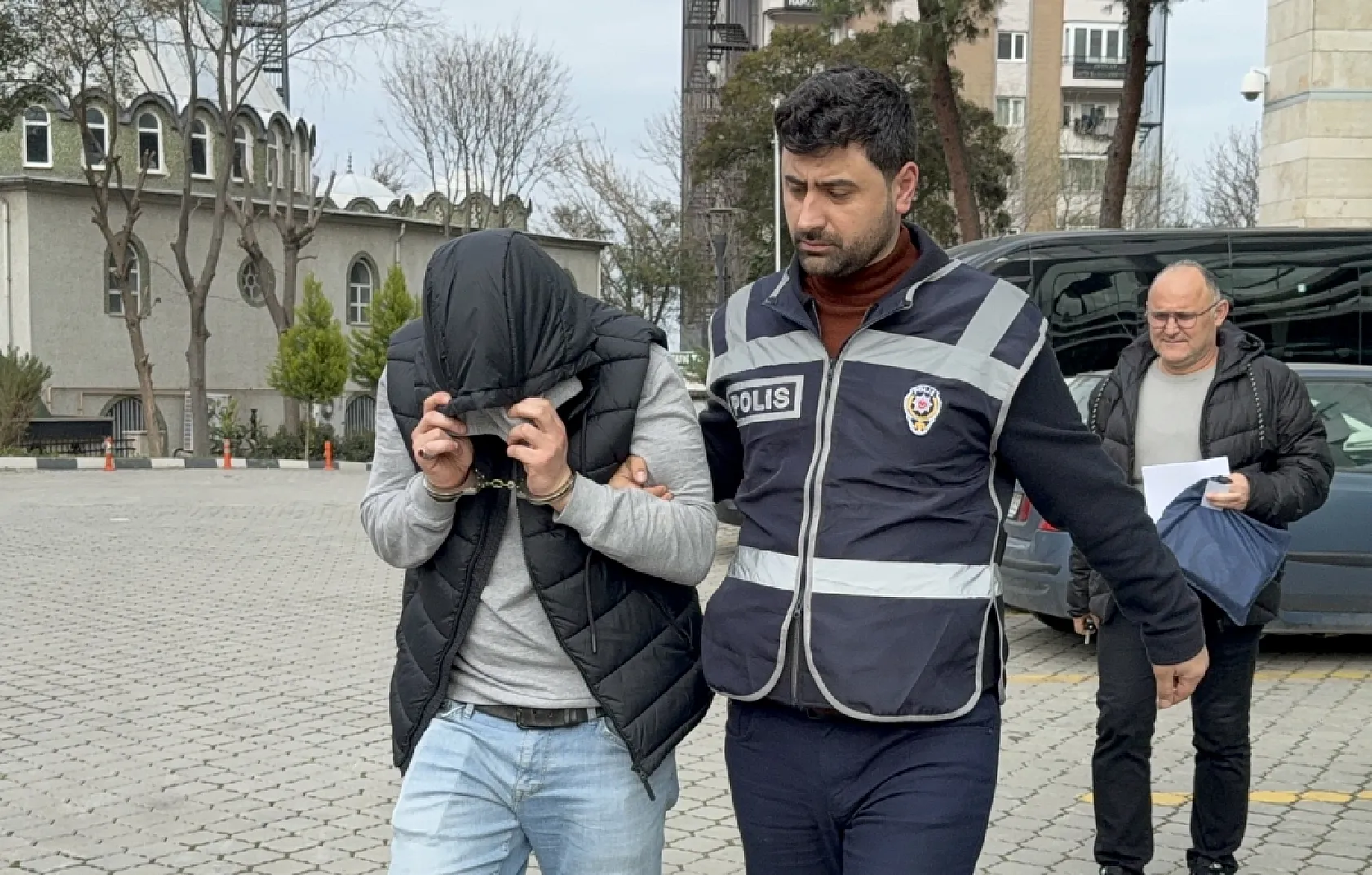 Eski karısının bıçak tehdidiyle cep telefonunu gasp etti