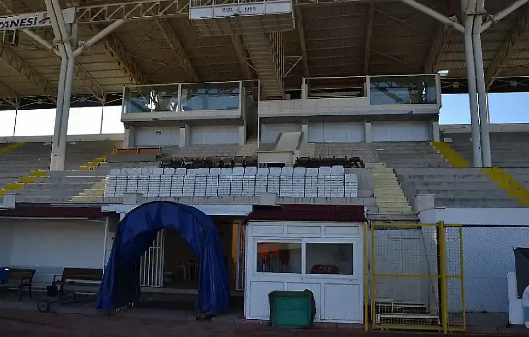 Fethiye İlçe Stadyumu'ndaki Betonarme Tribünü Yıkılıyor!