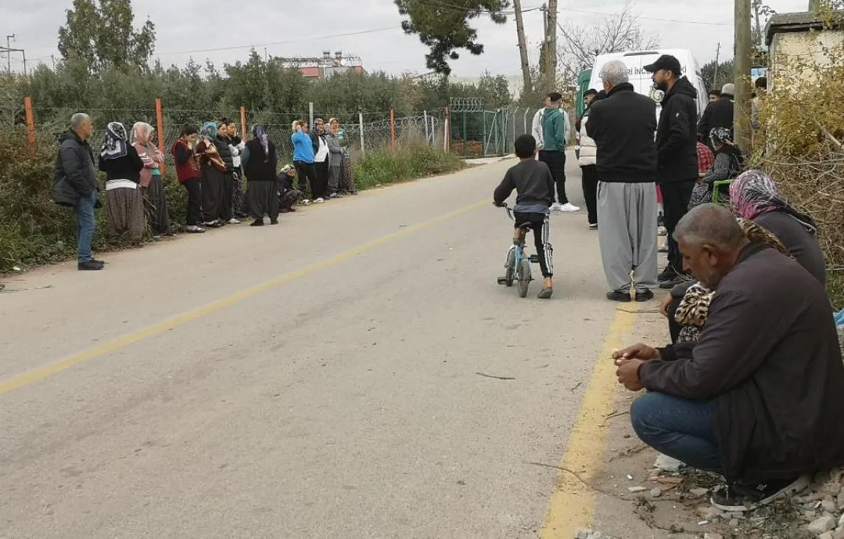 Hamile karısını satırla öldürdü, torununu alıp kaçtı